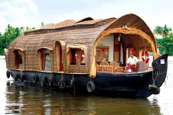 Family enjoying Kerala houseboat package in Alleppey backwaters
