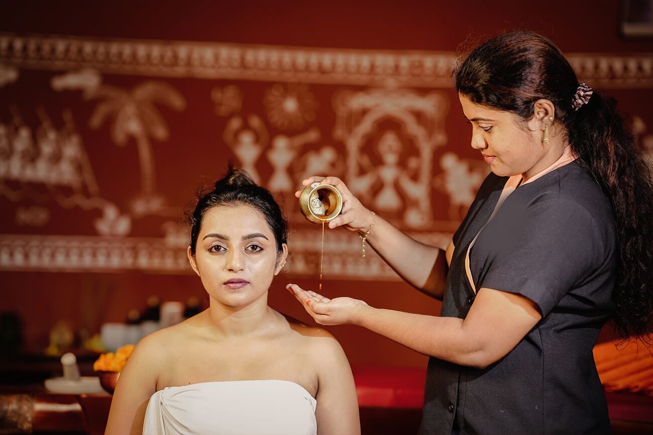 Traditional Ayurveda treatment room at Akanta Ayurveda & Yoga Cherai in Kerala with herbal therapies and relaxing wellness ambiance.